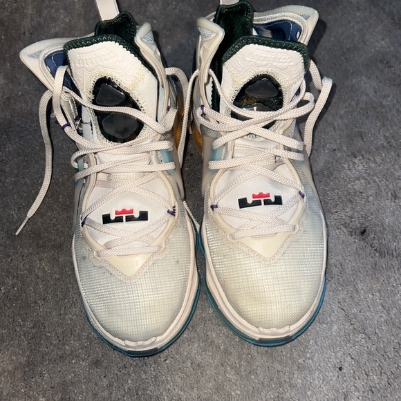 LeBron James 19 - Picture 2 of 3